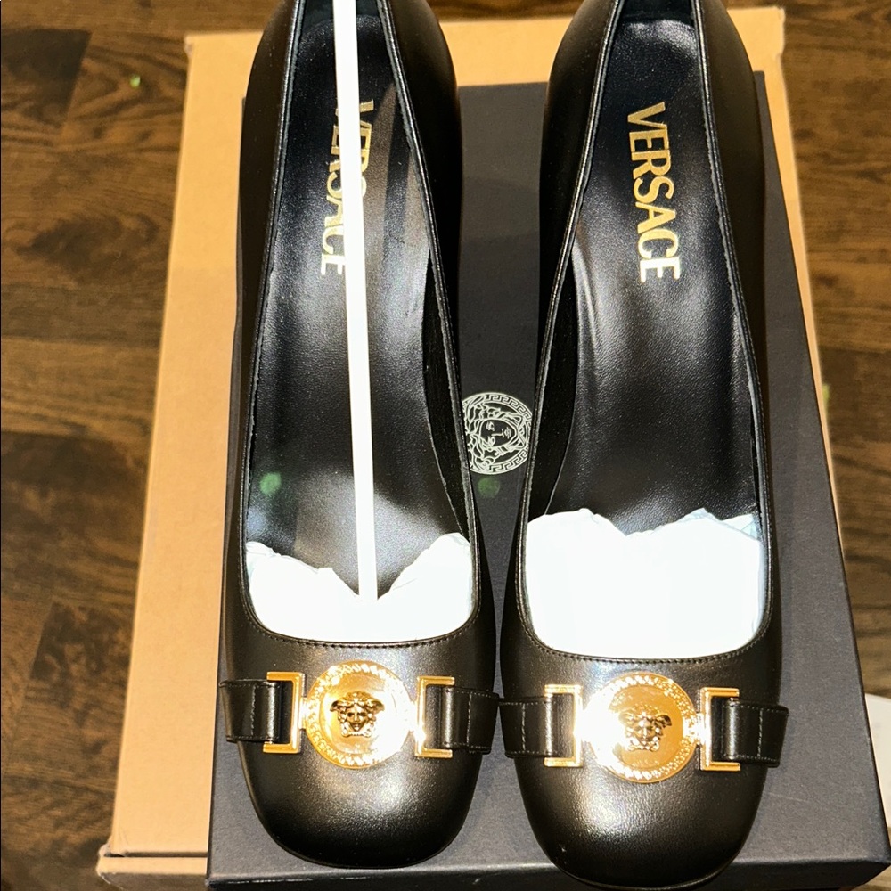 Versace
Medusa Insignia Leather Pumps
Women's Size: 8 | IT 38